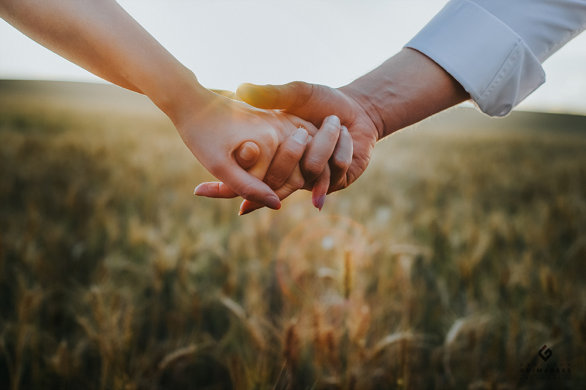 Foto das mãos dos noivos