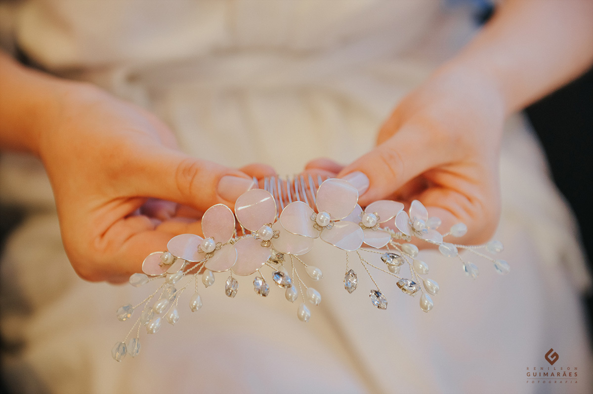 A noiva segurando a grinalda