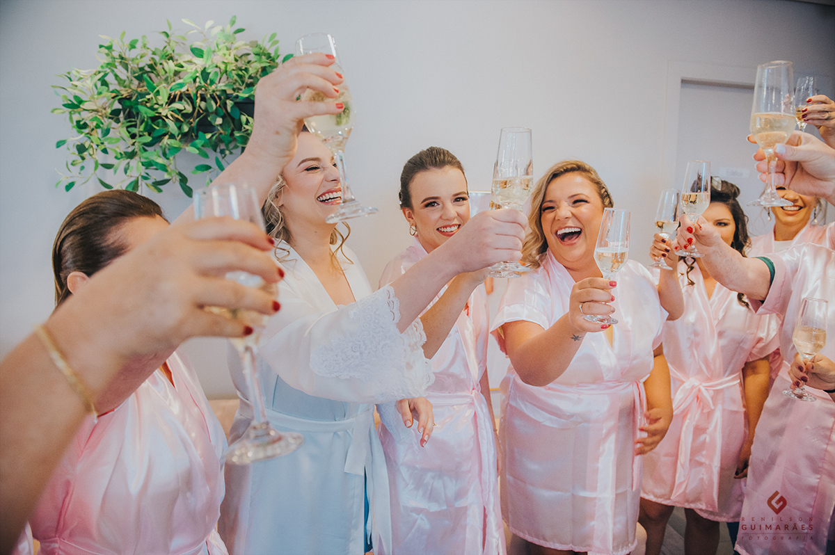 AS madrinhas com a noiva na hora do brinde
