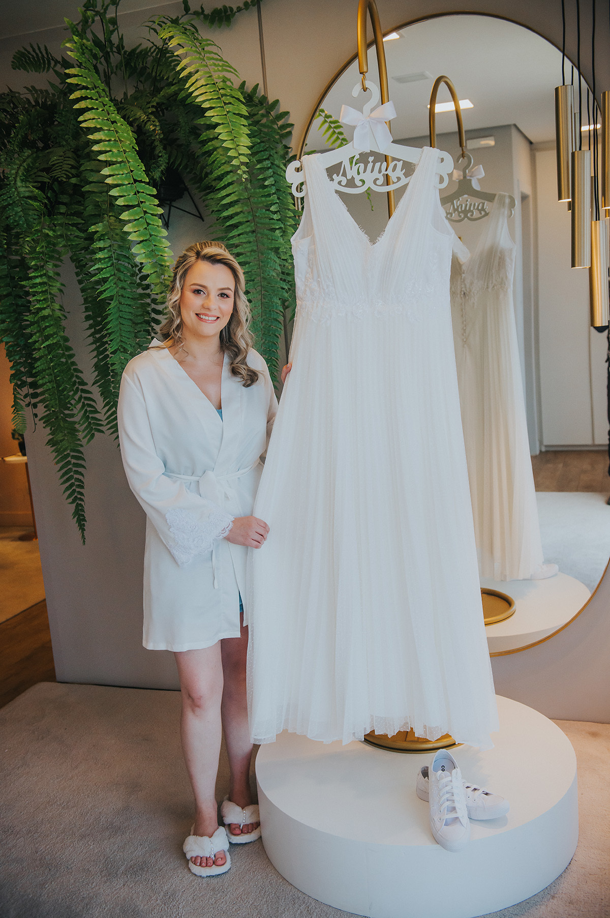 A noiva com o seu vestido antes de vestir
