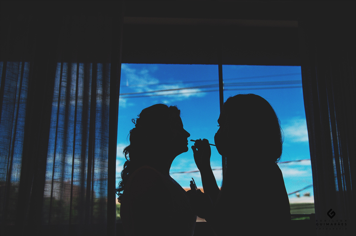 silhueta da maquiadora e a noiva