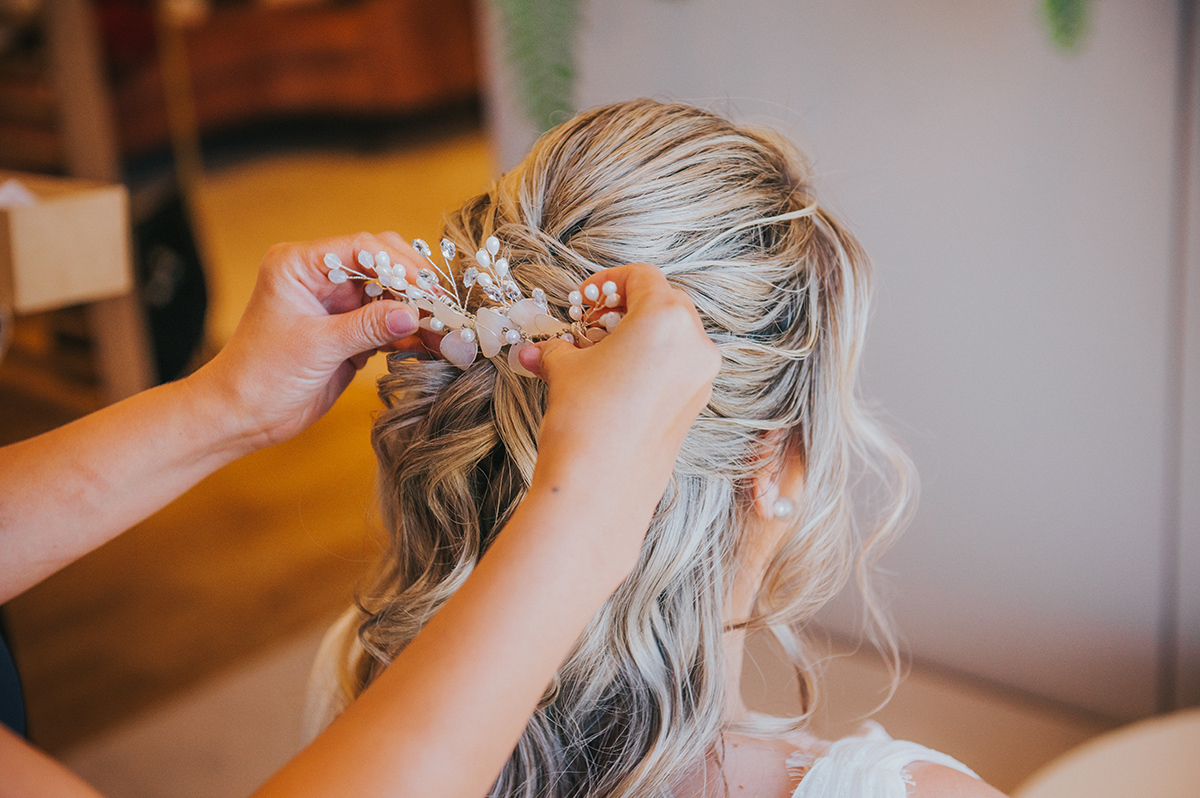 Colocando a grinalda na cabeça da noiva