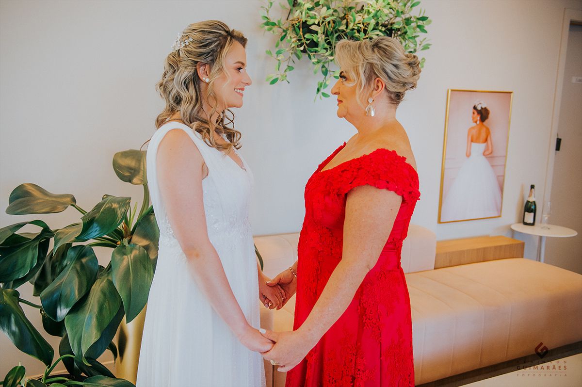 A noiva e sua mãe olhando uma para a outra
