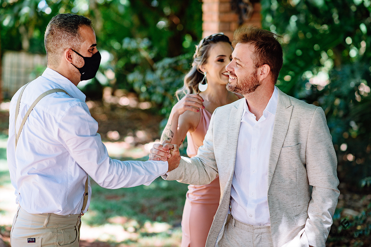 O noivo cumprimentando o convidado