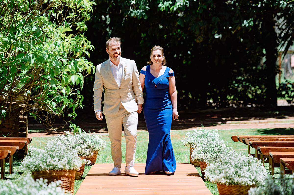 A entrada do noivo com a sua mãe