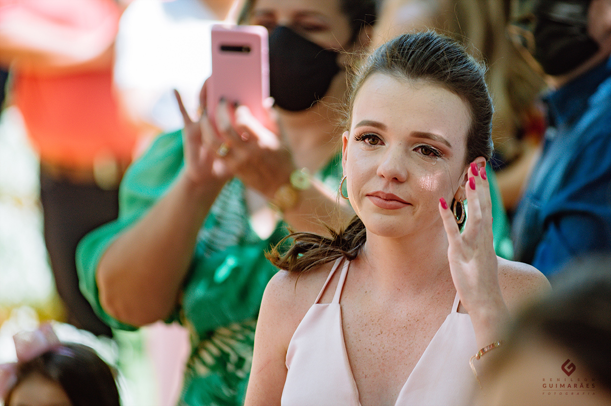 A irmã da noiva chorando no casamento
