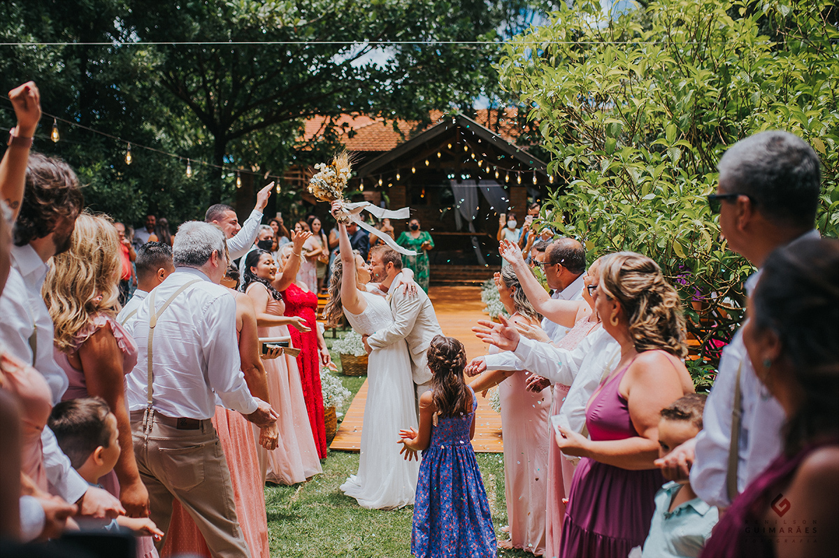 Beijo e saída dos noivos
