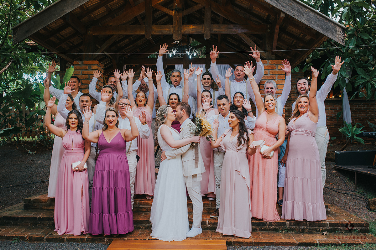 Os noivos e seus padrinhos após a cerimônia de dia
