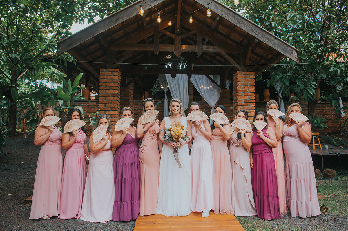 As madrinhas da noiva com leques