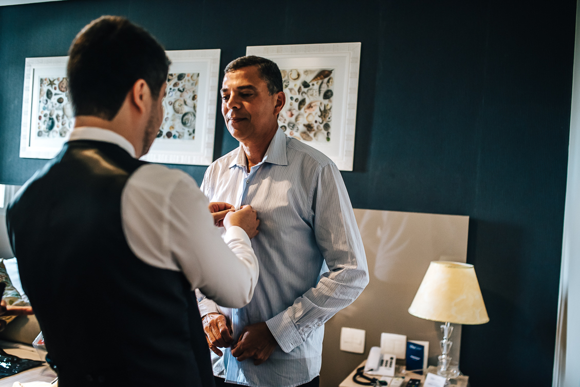 noivo, noivo se arrumando, preparativo casamento, casamento foz do iguaçu, pai do noivo