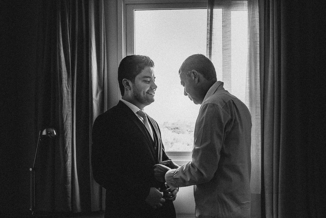 noivo, noivo se arrumando, preparativo casamento, casamento foz do iguaçu, pai do noivo chorando