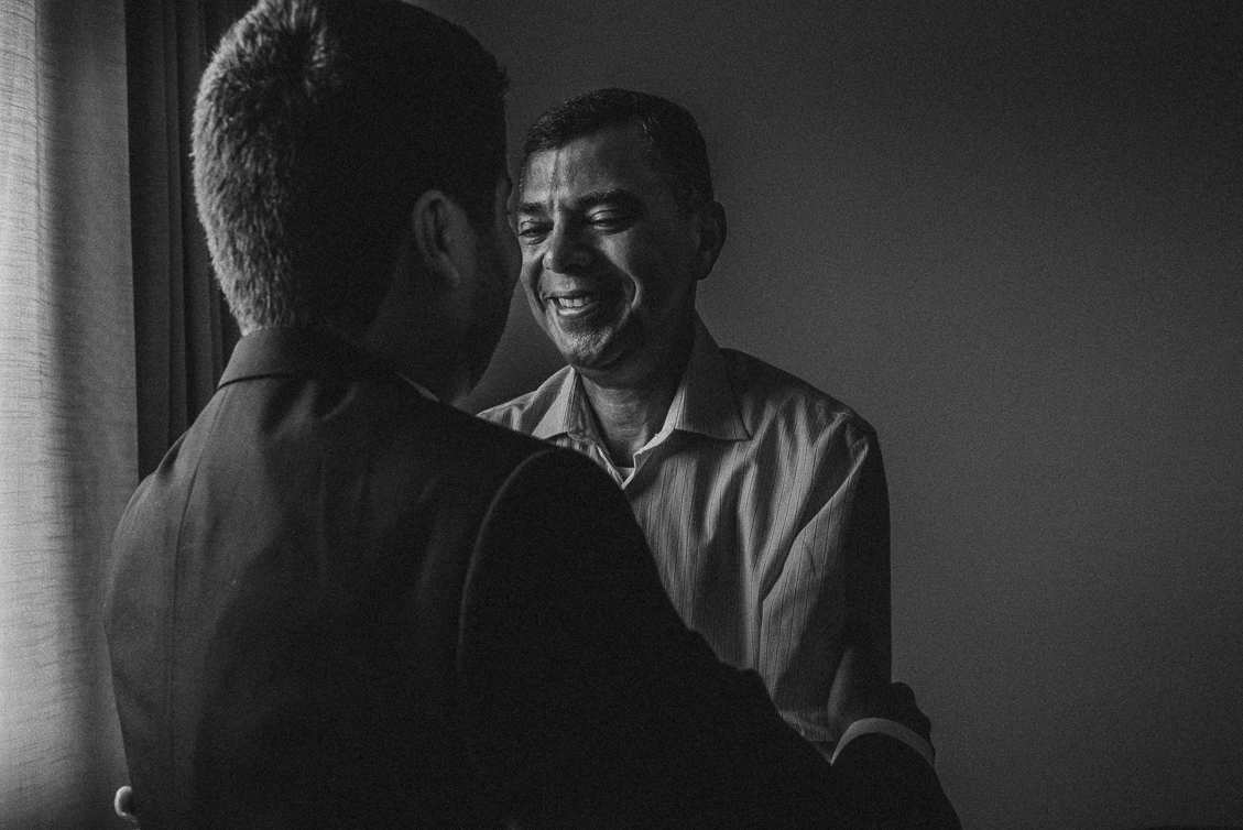 noivo, noivo se arrumando, preparativo casamento, casamento foz do iguaçu, pai do noivo chorando