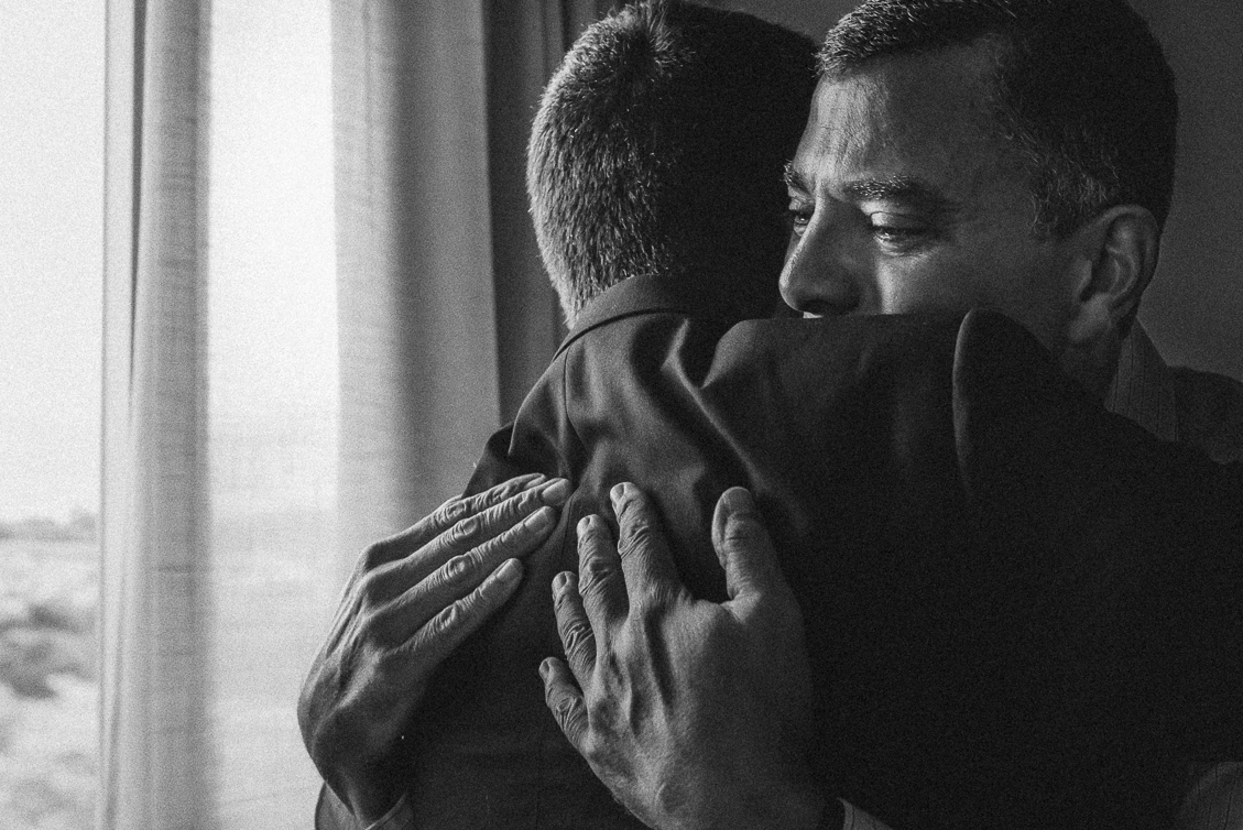 noivo, noivo se arrumando, preparativo casamento, casamento foz do iguaçu, pai do noivo chorando