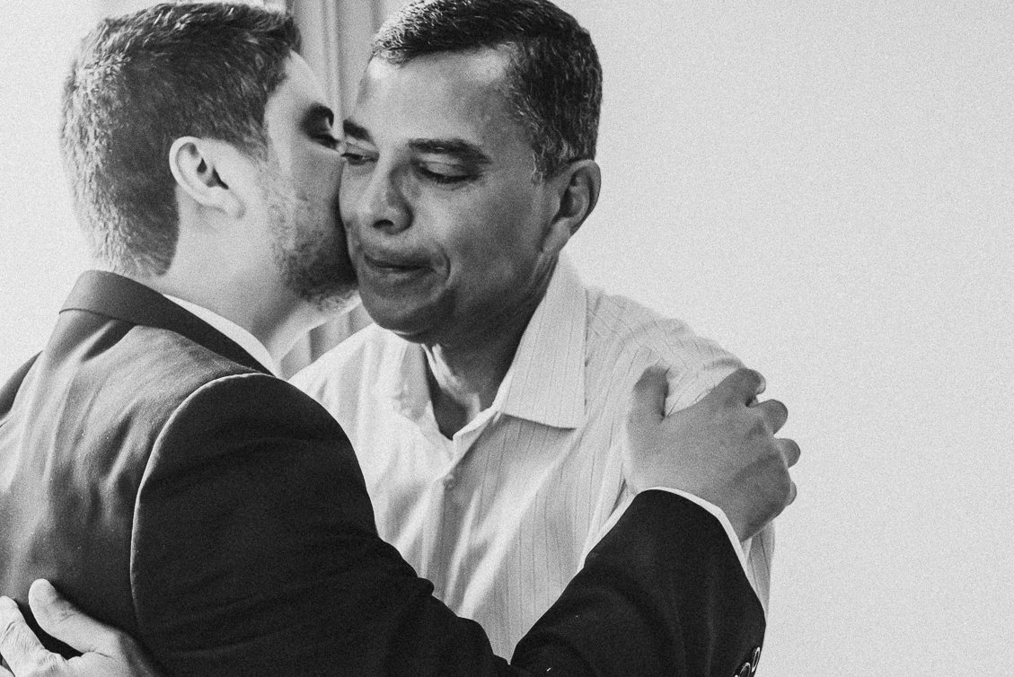 noivo, noivo se arrumando, preparativo casamento, casamento foz do iguaçu, pai do noivo chorando