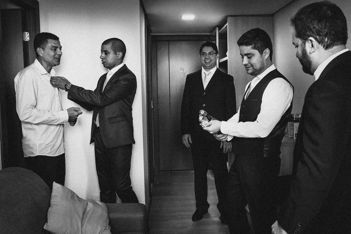 noivo, noivo se arrumando, preparativo casamento, casamento foz do iguaçu, brinde casamento, makin of noivo