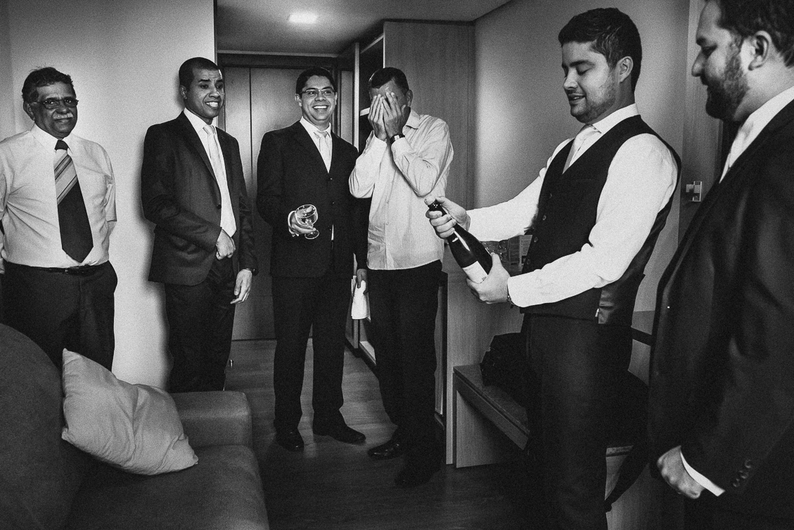 noivo, noivo se arrumando, preparativo casamento, casamento foz do iguaçu, brinde casamento, makin of noivo