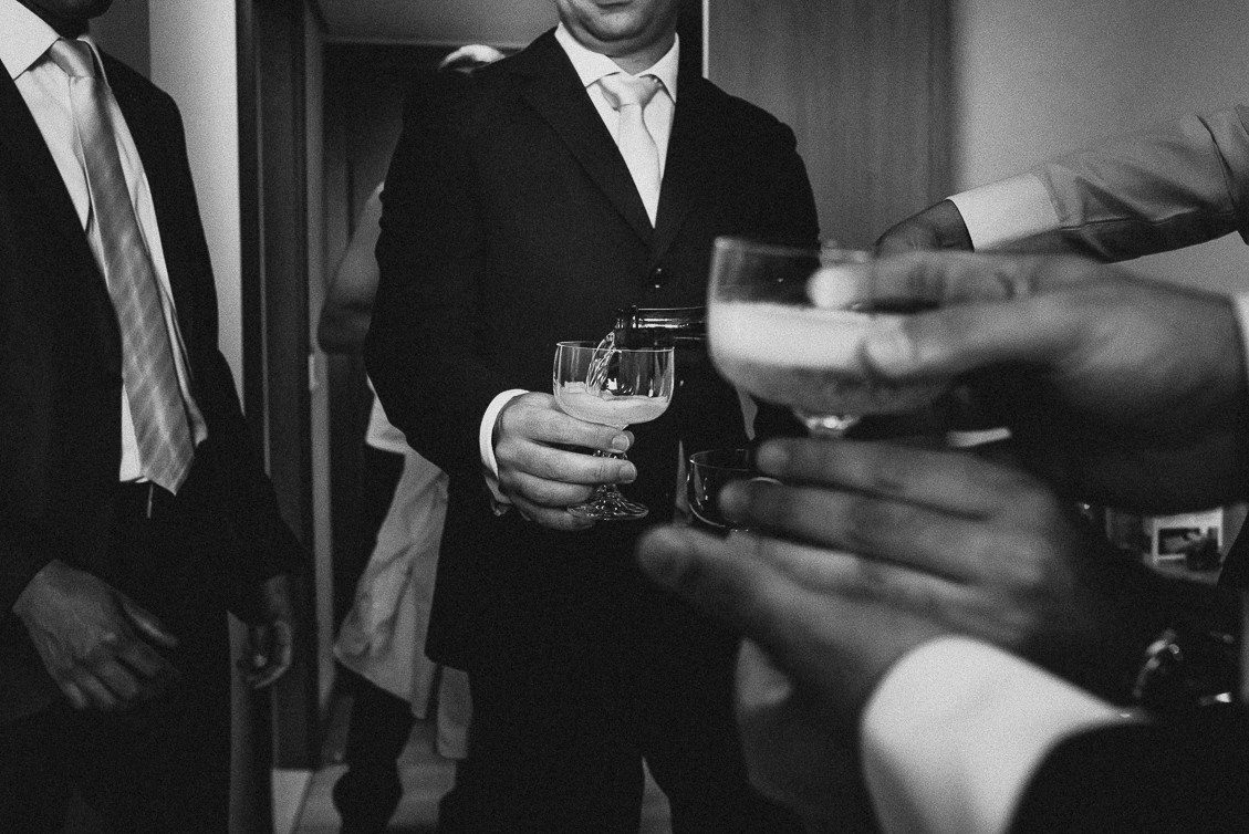 noivo, noivo se arrumando, preparativo casamento, casamento foz do iguaçu, brinde casamento, makin of noivo