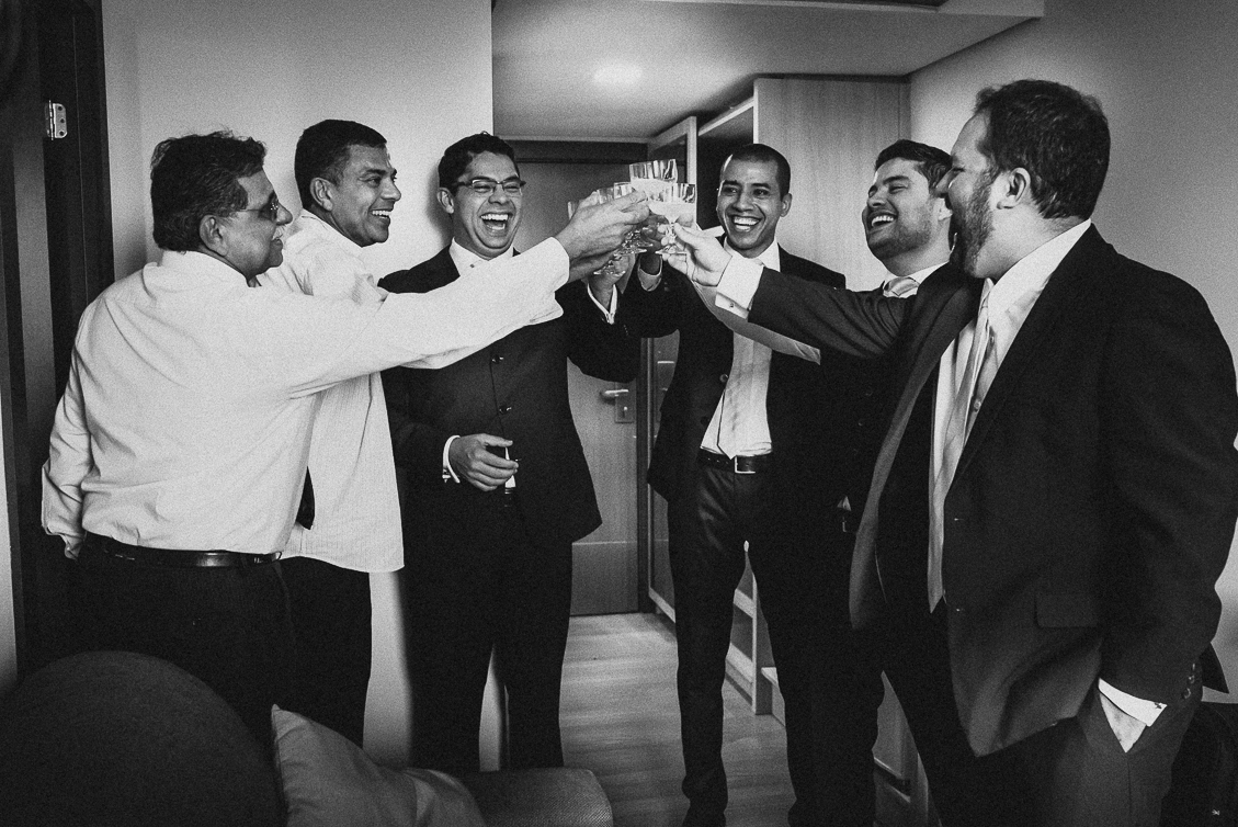 noivo, noivo se arrumando, preparativo casamento, casamento foz do iguaçu, brinde casamento, makin of noivo