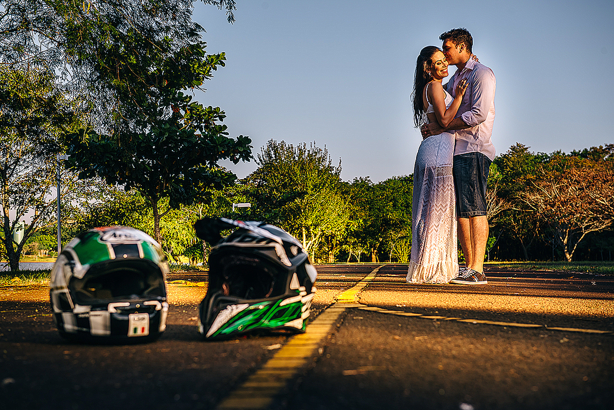 ensaio casal, ensaio fotografico casal, fotos casal, ensaio casal ao por do sol, com moto