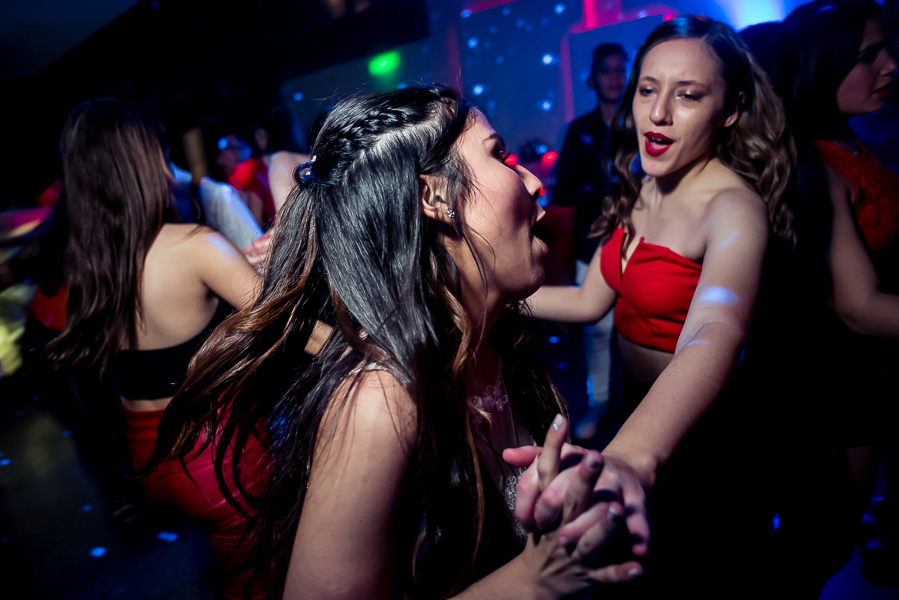 Fiesta de 15 años Agostina, en salon de fiesta life en rosario. Produccion de fotografia y video por marcelo genetti, Funxv foto y video de 15 años, en funes, rosario.