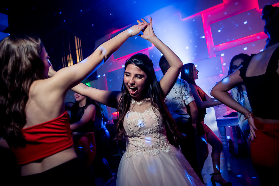 Fiesta de 15 años Agostina, en salon de fiesta life en rosario. Produccion de fotografia y video por marcelo genetti, Funxv foto y video de 15 años, en funes, rosario.