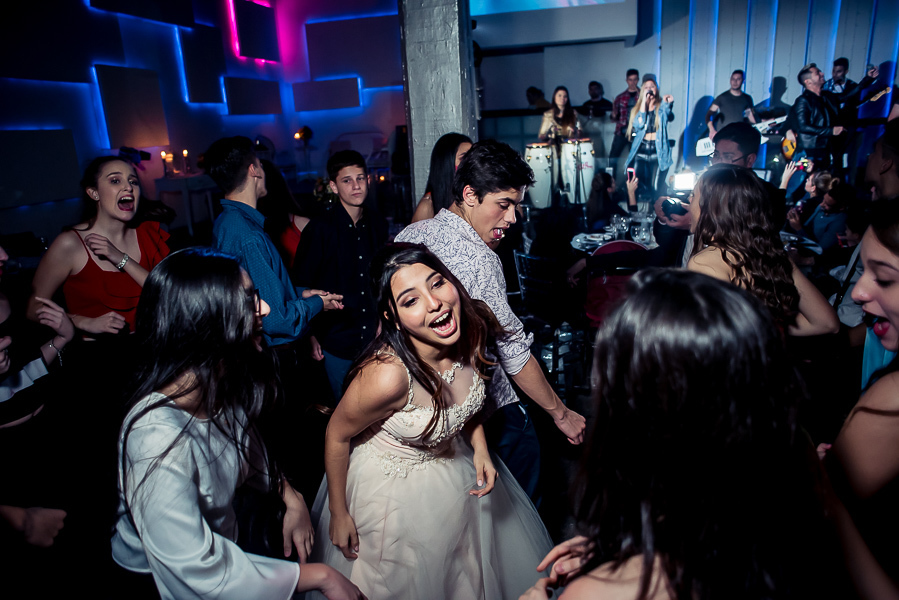 Fiesta de 15 años Agostina, en salon de fiesta life en rosario. Produccion de fotografia y video por marcelo genetti, Funxv foto y video de 15 años, en funes, rosario.