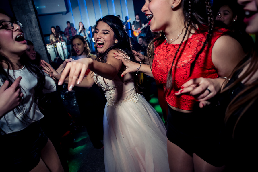 Fiesta de 15 años Agostina, en salon de fiesta life en rosario. Produccion de fotografia y video por marcelo genetti, Funxv foto y video de 15 años, en funes, rosario.