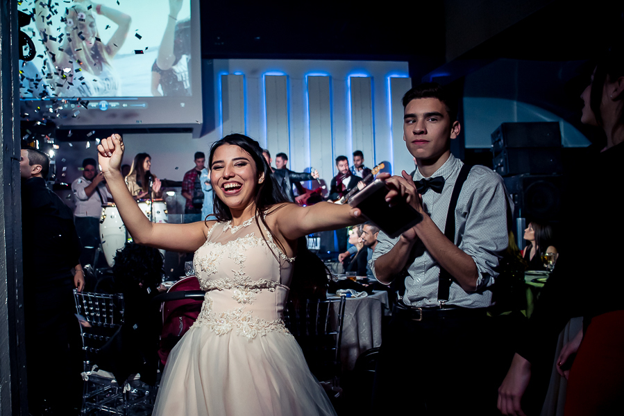 Fiesta de 15 años Agostina, en salon de fiesta life en rosario. Produccion de fotografia y video por marcelo genetti, Funxv foto y video de 15 años, en funes, rosario.