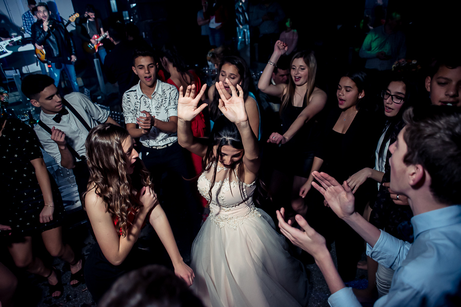 Fiesta de 15 años Agostina, en salon de fiesta life en rosario. Produccion de fotografia y video por marcelo genetti, Funxv foto y video de 15 años, en funes, rosario.