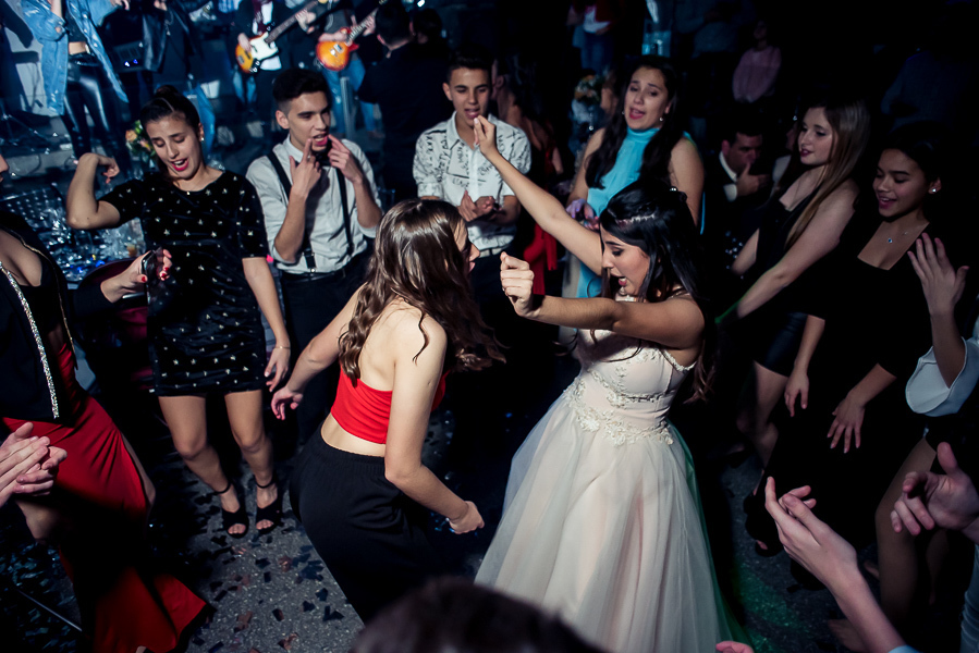 Fiesta de 15 años Agostina, en salon de fiesta life en rosario. Produccion de fotografia y video por marcelo genetti, Funxv foto y video de 15 años, en funes, rosario.