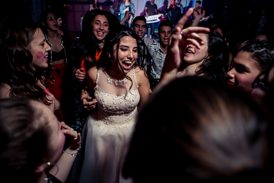 Fiesta de 15 años Agostina, en salon de fiesta life en rosario. Produccion de fotografia y video por marcelo genetti, Funxv foto y video de 15 años, en funes, rosario.