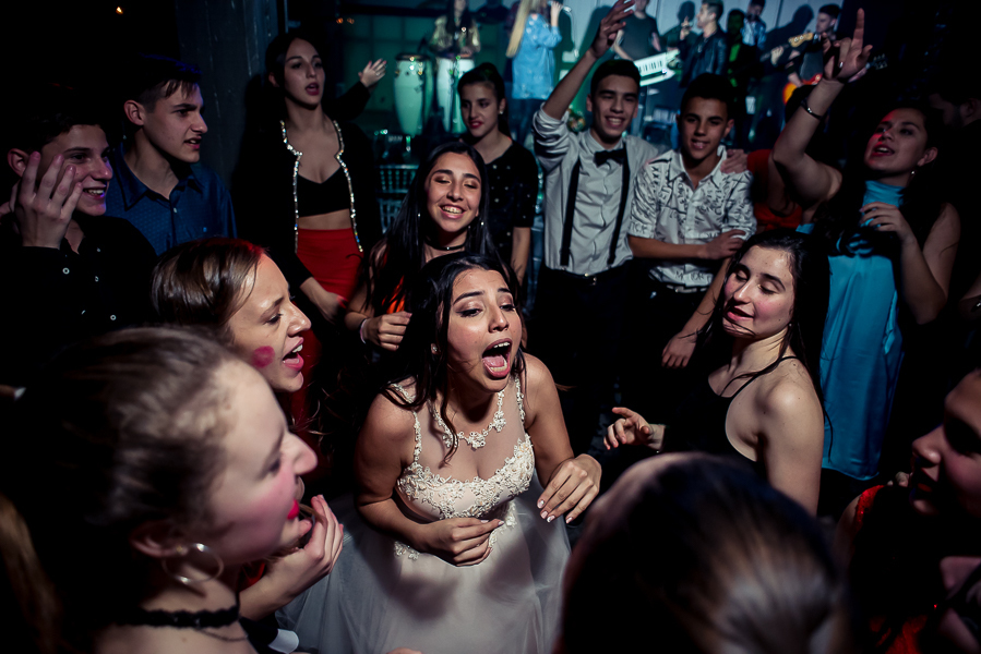 Fiesta de 15 años Agostina, en salon de fiesta life en rosario. Produccion de fotografia y video por marcelo genetti, Funxv foto y video de 15 años, en funes, rosario.