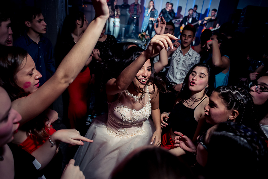 Fiesta de 15 años Agostina, en salon de fiesta life en rosario. Produccion de fotografia y video por marcelo genetti, Funxv foto y video de 15 años, en funes, rosario.