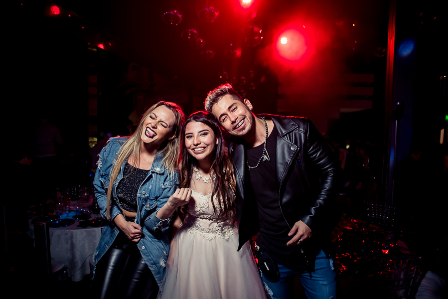 Fiesta de 15 años Agostina, en salon de fiesta life en rosario. Produccion de fotografia y video por marcelo genetti, Funxv foto y video de 15 años, en funes, rosario.