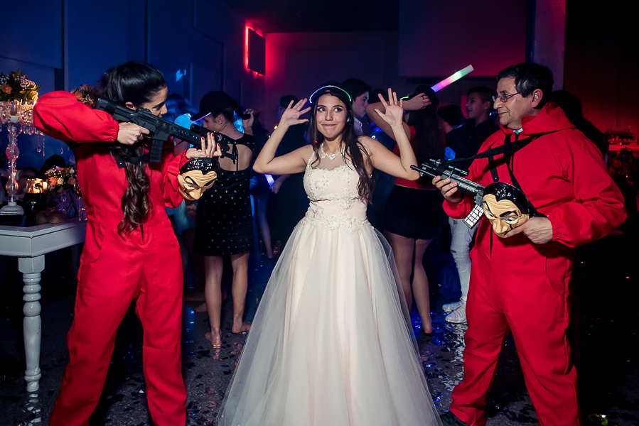 Fiesta de 15 años Agostina, en salon de fiesta life en rosario. Produccion de fotografia y video por marcelo genetti, Funxv foto y video de 15 años, en funes, rosario.