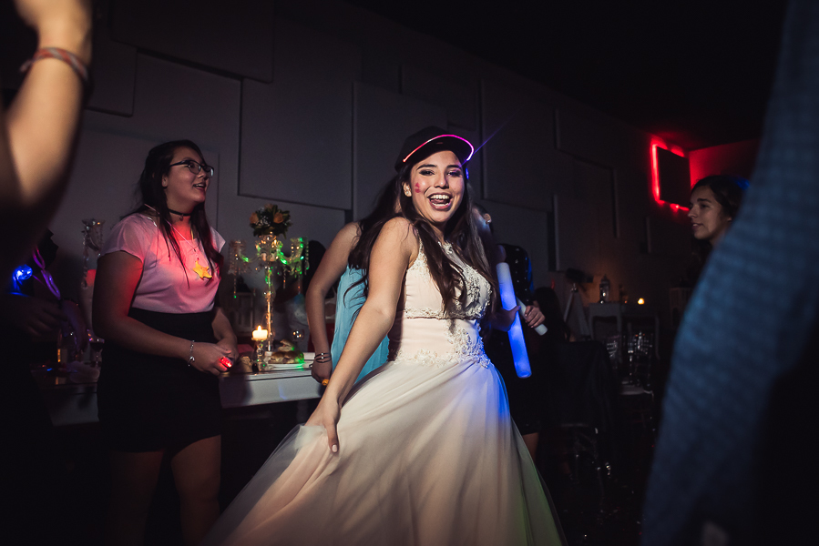 Fiesta de 15 años Agostina, en salon de fiesta life en rosario. Produccion de fotografia y video por marcelo genetti, Funxv foto y video de 15 años, en funes, rosario.