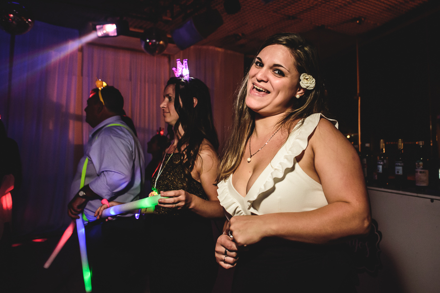 Unas fotos de lo que fue la gran noche de la Fiesta de 15 Años de Agustina, comenzamos desde muy temprano realizando las fotos de sus preparativos, donde tanto maquilladora y peinadora trabajaron para que  Agus este mas brillante que nunca.