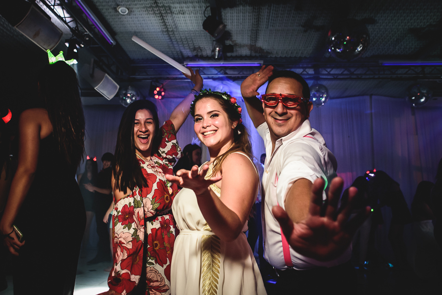 Unas fotos de lo que fue la gran noche de la Fiesta de 15 Años de Agustina, comenzamos desde muy temprano realizando las fotos de sus preparativos, donde tanto maquilladora y peinadora trabajaron para que  Agus este mas brillante que nunca.