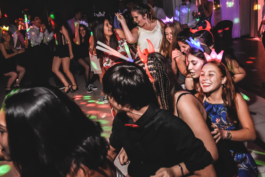 Unas fotos de lo que fue la gran noche de la Fiesta de 15 Años de Agustina, comenzamos desde muy temprano realizando las fotos de sus preparativos, donde tanto maquilladora y peinadora trabajaron para que  Agus este mas brillante que nunca.
