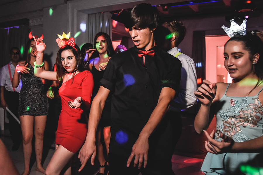 Unas fotos de lo que fue la gran noche de la Fiesta de 15 Años de Agustina, comenzamos desde muy temprano realizando las fotos de sus preparativos, donde tanto maquilladora y peinadora trabajaron para que  Agus este mas brillante que nunca.