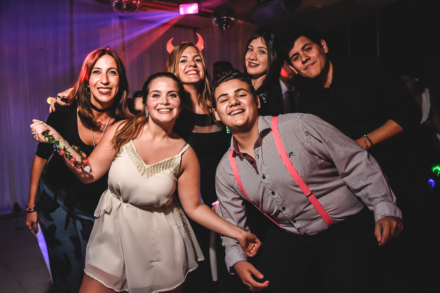 Unas fotos de lo que fue la gran noche de la Fiesta de 15 Años de Agustina, comenzamos desde muy temprano realizando las fotos de sus preparativos, donde tanto maquilladora y peinadora trabajaron para que  Agus este mas brillante que nunca.