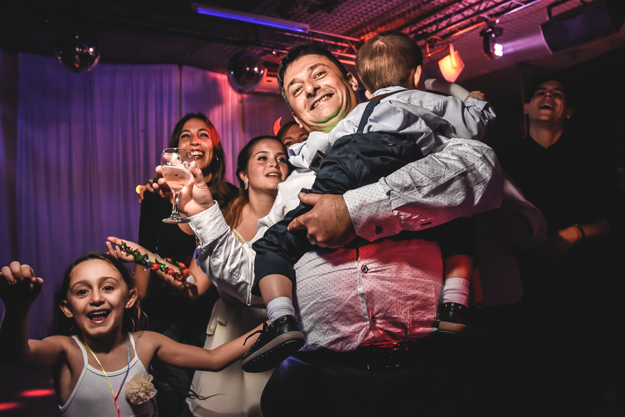 Unas fotos de lo que fue la gran noche de la Fiesta de 15 Años de Agustina, comenzamos desde muy temprano realizando las fotos de sus preparativos, donde tanto maquilladora y peinadora trabajaron para que  Agus este mas brillante que nunca.