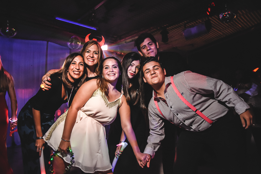 Unas fotos de lo que fue la gran noche de la Fiesta de 15 Años de Agustina, comenzamos desde muy temprano realizando las fotos de sus preparativos, donde tanto maquilladora y peinadora trabajaron para que  Agus este mas brillante que nunca.