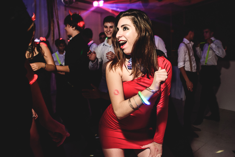 Unas fotos de lo que fue la gran noche de la Fiesta de 15 Años de Agustina, comenzamos desde muy temprano realizando las fotos de sus preparativos, donde tanto maquilladora y peinadora trabajaron para que  Agus este mas brillante que nunca.