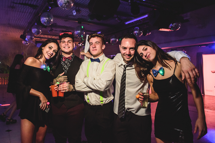 Unas fotos de lo que fue la gran noche de la Fiesta de 15 Años de Agustina, comenzamos desde muy temprano realizando las fotos de sus preparativos, donde tanto maquilladora y peinadora trabajaron para que  Agus este mas brillante que nunca.