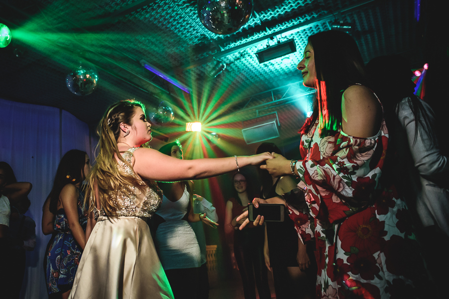 Unas fotos de lo que fue la gran noche de la Fiesta de 15 Años de Agustina, comenzamos desde muy temprano realizando las fotos de sus preparativos, donde tanto maquilladora y peinadora trabajaron para que  Agus este mas brillante que nunca.