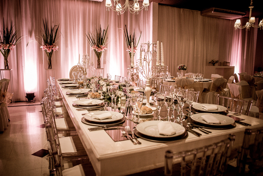 Unas fotos de lo que fue la gran noche de la Fiesta de 15 Años de Agustina, comenzamos desde muy temprano realizando las fotos de sus preparativos, donde tanto maquilladora y peinadora trabajaron para que  Agus este mas brillante que nunca.