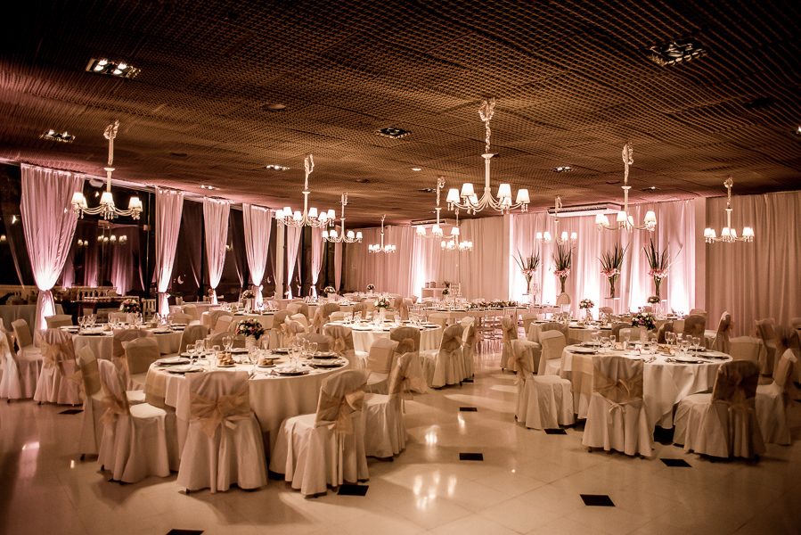 Unas fotos de lo que fue la gran noche de la Fiesta de 15 Años de Agustina, comenzamos desde muy temprano realizando las fotos de sus preparativos, donde tanto maquilladora y peinadora trabajaron para que  Agus este mas brillante que nunca.