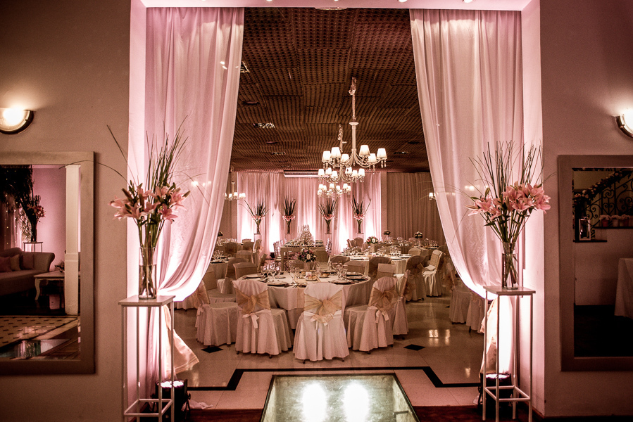 Unas fotos de lo que fue la gran noche de la Fiesta de 15 Años de Agustina, comenzamos desde muy temprano realizando las fotos de sus preparativos, donde tanto maquilladora y peinadora trabajaron para que  Agus este mas brillante que nunca.