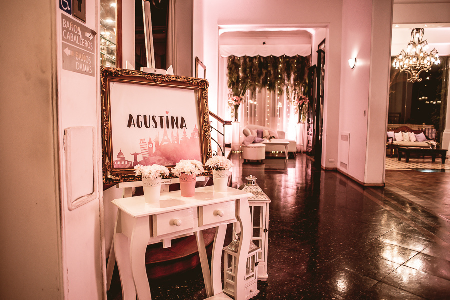 Unas fotos de lo que fue la gran noche de la Fiesta de 15 Años de Agustina, comenzamos desde muy temprano realizando las fotos de sus preparativos, donde tanto maquilladora y peinadora trabajaron para que  Agus este mas brillante que nunca.